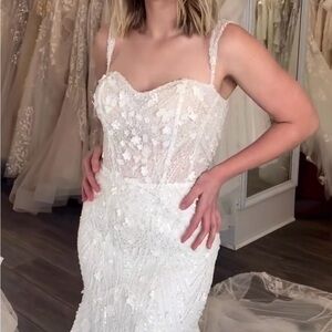 Elegant White Lace Beaded Wedding Dress with Sweetheart Neckline, Size 6